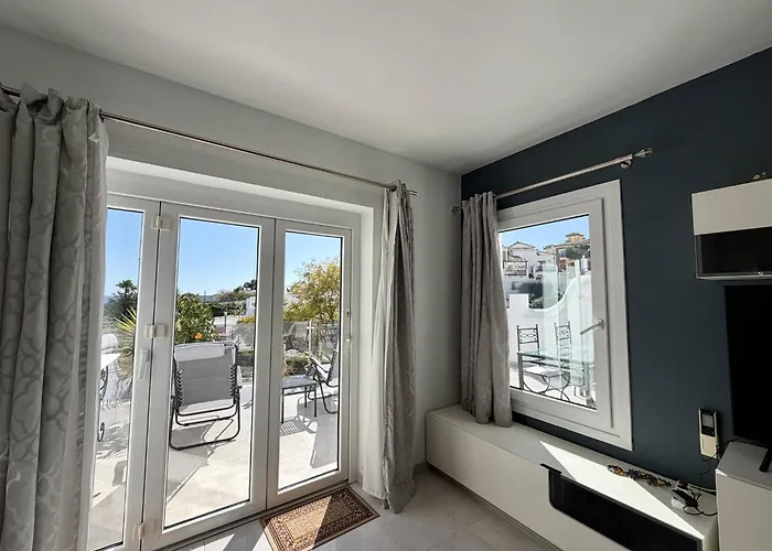 Tropicana 6c - With Sea Views, Large Terrace And Bbq Nerja